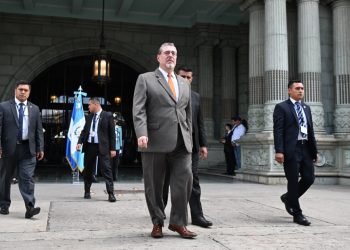 El presidente Arévalo encendió el fuego patrio en la Plaza de la Constitución. /Foto: Byron de la Cruz.