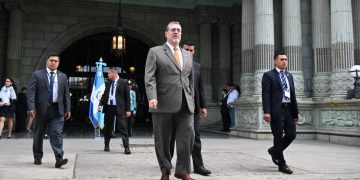 El presidente Arévalo encendió el fuego patrio en la Plaza de la Constitución. /Foto: Byron de la Cruz.