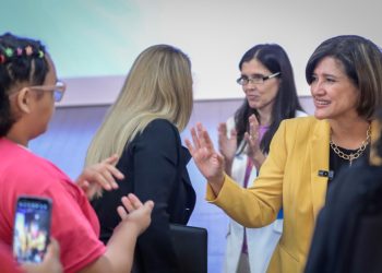 La vicepresidenta Herrera saludó a niñas durante el conversatorio Sueña, Juega, Triunfa. /Foto: Daniel Ordóñez.