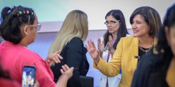 La vicepresidenta Herrera saludó a niñas durante el conversatorio Sueña, Juega, Triunfa. /Foto: Daniel Ordóñez.