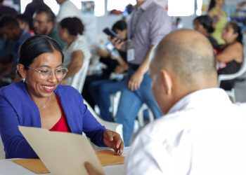 Cientos de guatemaltecos participaron en la Feria de Empleo en los departamentos. /Foto: Mintrab.