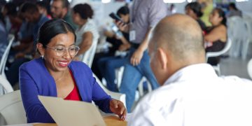 Cientos de guatemaltecos participaron en la Feria de Empleo en los departamentos. /Foto: Mintrab.