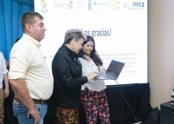 La doctora Lucrecia Peinado conoce esfuerzos de Camotán para atender a las personas con discapacidad. /Foto: Josué Arrocha.