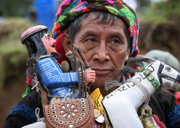 Los danzadores llevan al Tzijolaj en brazos y bailan al frente de cada actividad en Chichicastenango. /Foto: Byron de la Cruz.