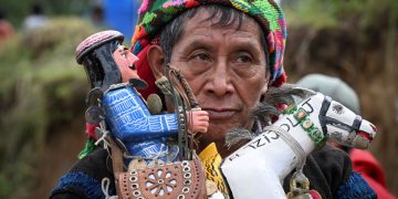 Los danzadores llevan al Tzijolaj en brazos y bailan al frente de cada actividad en Chichicastenango. /Foto: Byron de la Cruz.