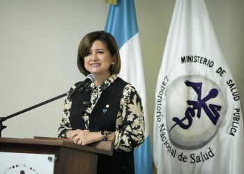 Vicepresidenta en su discurso al personal del Laboratorio Nacional de Salud. / Foto: Daniel Ordóñez.