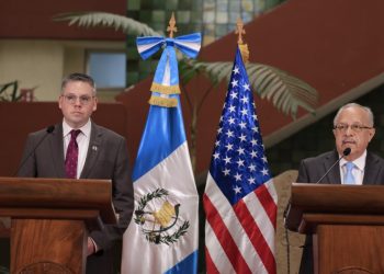El canciller Carlos Martínez (derecha) junto a Eric Jacobstein, subsecretario de Estado de USA hablaron sobre la situación de los 135 nicaragüenses que llegaron a Guatemala. /Foto: Gilber García.
