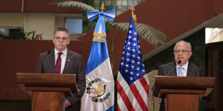 El canciller Carlos Martínez (derecha) junto a Eric Jacobstein, subsecretario de Estado de USA hablaron sobre la situación de los 135 nicaragüenses que llegaron a Guatemala. /Foto: Gilber García.