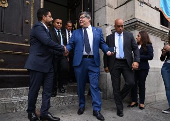 Francisco Jiménez, ministro de Gobernación, saliendo del Congreso tras la interpelación. / Foto: Byron de la Cruz.
