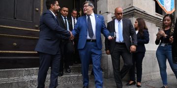 Francisco Jiménez, ministro de Gobernación, saliendo del Congreso tras la interpelación. / Foto: Byron de la Cruz.