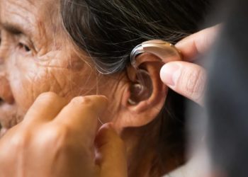 Los aparatos auditivos fueron entregados por la SOSEP y la primera dama de la Nación. /Foto: SOSEP.