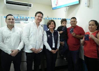 La vicepresidenta Karin Herrera participó en la inauguración del centro de impresión de pasaportes. /Foto: Vicepresidencia de la República.