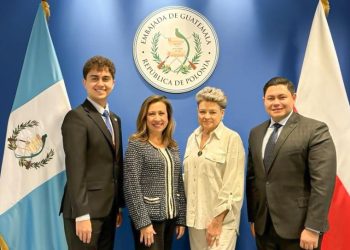 La doctora Peinado inició un viaje de trabajo en búsqueda de oportunidades para el fortalecimiento de acciones de los niños. /Foto: @lucreciapeinado
