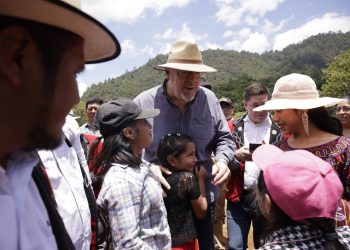 Presidente Arévalo compartió con los pobladores de la aldea Xexuxcap en Nebaj, Quiché. /Foto: Dickéns Zamora.