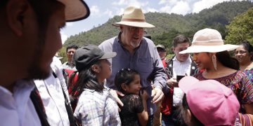 Presidente Arévalo compartió con los pobladores de la aldea Xexuxcap en Nebaj, Quiché. /Foto: Dickéns Zamora.