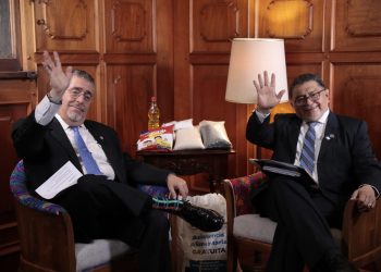 Presidente Arévalo y el ministro Maynor Estrada. / Foto: Daniel Ordóñez, SCSP.