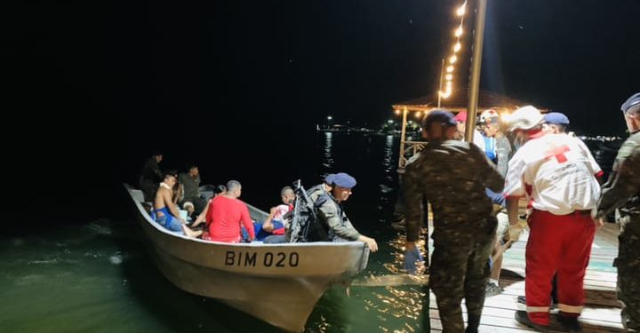 Grupo armado irrumpe en base naval luego de colisión de embarcaciones