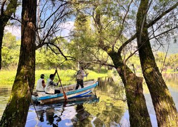 Guardarrecursos en el lago de Amatitlán. / Foto: Conap.