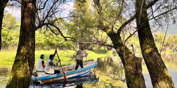 Guardarrecursos en el lago de Amatitlán. / Foto: Conap.