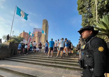 Policías resguardan la seguridad de la población en la Plaza del Obelisco. /Foto: PNC.