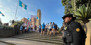 Policías resguardan la seguridad de la población en la Plaza del Obelisco. /Foto: PNC.