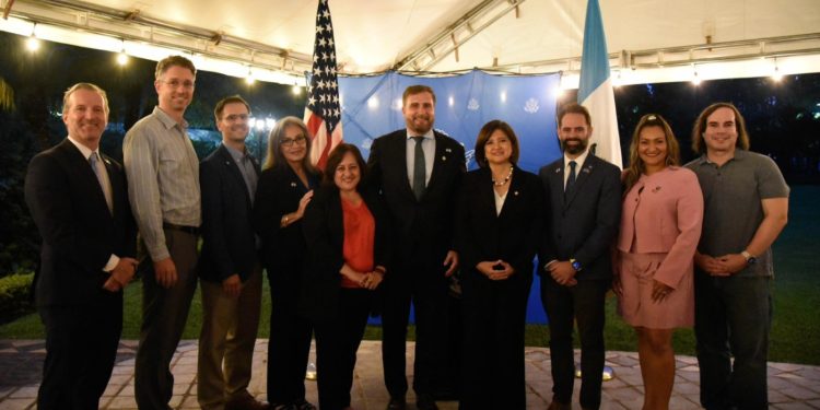Científicos de la NASA llegaron a Guatemala y se reuniéron con la vicepresidenta Karin Herrera. /Foto: @USEmbassyguate