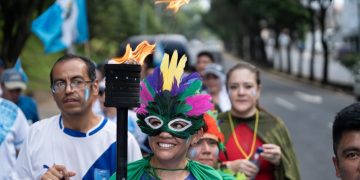 Personal de Segeplan se unió a las antorchas. /Foto: Segeplan.