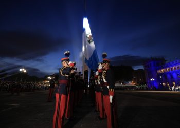 Cadetes de la Escuela Politécnica izaron la bandera en la Plaza Central. /Foto: Gilber García.
