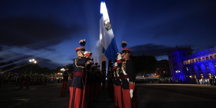 Cadetes de la Escuela Politécnica izaron la bandera en la Plaza Central. /Foto: Gilber García.