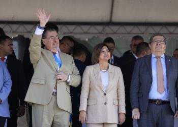 El binomio presidencial junto a otros funcionarios del Ejecutivo presenciaron el desfile escolar. /Foto: Gilber García.