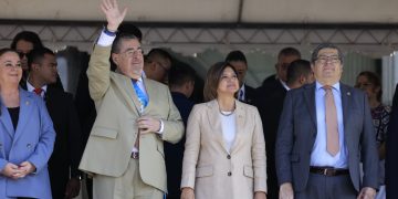 El binomio presidencial junto a otros funcionarios del Ejecutivo presenciaron el desfile escolar. /Foto: Gilber García.