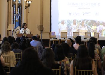 Karin Herrera participó en un conversatorio para el abordaje de la violencia sexual en la población xinka y garífuna. /Foto: Gilber García.