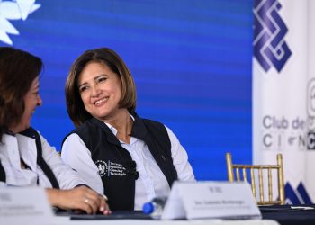 La vicepresidenta Karin Herrera durante la inauguración de los clubes de ciencias. /Foto: Byron de la Cruz.