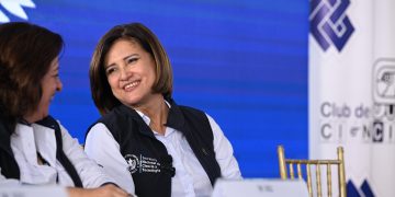 La vicepresidenta Karin Herrera durante la inauguración de los clubes de ciencias. /Foto: Byron de la Cruz.