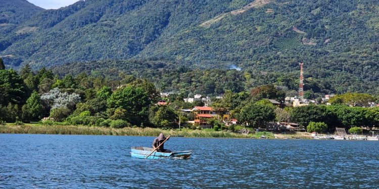 Con esta nueva medida, se espera que los recursos hidrobiolÃ³gicos del lago puedan ser gestionados de manera mÃ¡s eficiente y sostenible. / Foto: MAGA.