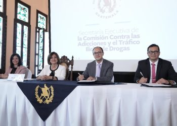 Karin Herrera participó en la firma de la carta de entendimiento entre SECCATID y Usac. /Foto: Vicepresidencia de la Republica.