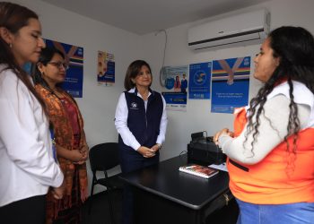 La presidenta en funciones, Karin Herrera, visitó el Centro de Atención a Personas Migrantes y Refugiadas en Huehuetenango. /Foto: DCA.