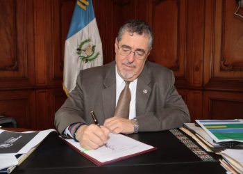 Presidente Arévalo firma aumento a los jubilados y pensionados del Estado. / Foto: Daniel Hernández.