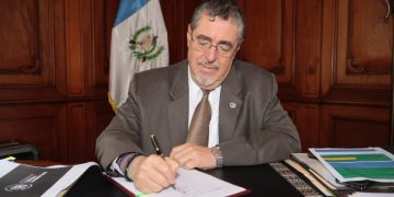 Presidente Arévalo firma aumento a los jubilados y pensionados del Estado. / Foto: Daniel Hernández.