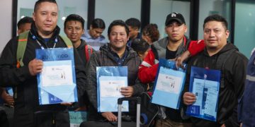 Guatemaltecos viajan al extranjero como parte del programa de Movilidad Laboral. /Foto: Mintrab.