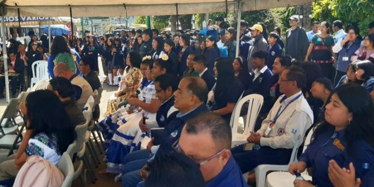 Alumnos de Sololá participan en acto cívico en el marco de independencia nacional