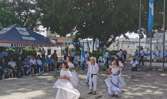 Celebran acto cívico en el marco de los 103 años de historia y tradición de Jutiapa