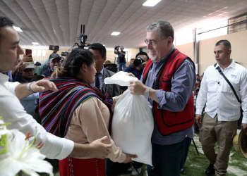 Entrega de asistencia alimentaria gratuita en Santa María Nebaj, Quiché. / Foto: Daniel Ordóñez.