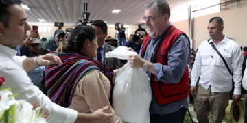 Entrega de asistencia alimentaria gratuita en Santa María Nebaj, Quiché. / Foto: Daniel Ordóñez.