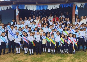 Imposición de bandas a alumnos distinguidos en Jalapa
