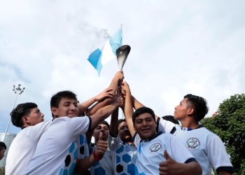Miles de jóvenes recorrerán el país con antorchas de libertad en ocasión del 203 aniversario de independencia. / Foto: Daniel Ordóñez.