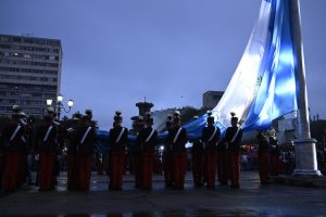 Los caballeros cadetes reciben la bandera en el final de los actos por los 203 años de independencia.