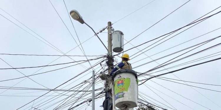 Al retirar los cables o reordenarlos, se obtiene una imagen más limpia y ordenada de la ciudad. / Foto: Municipalidad de Guatemala.
