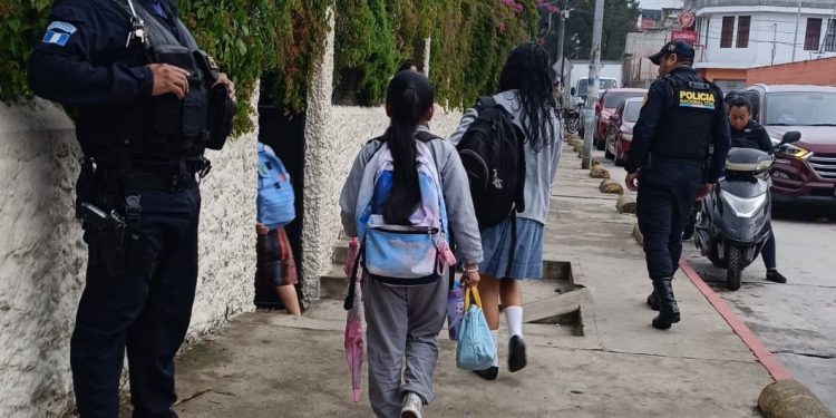 PNC mantiene acciones de seguridad y prevención en centros educativos de Quiché