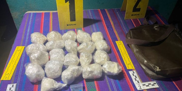 La PNC logra la captura de dos sujetos que transportaban droga,